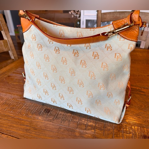 Dooney & Bourke Handbags - DOONEY & BOURKE Shoudler Bag